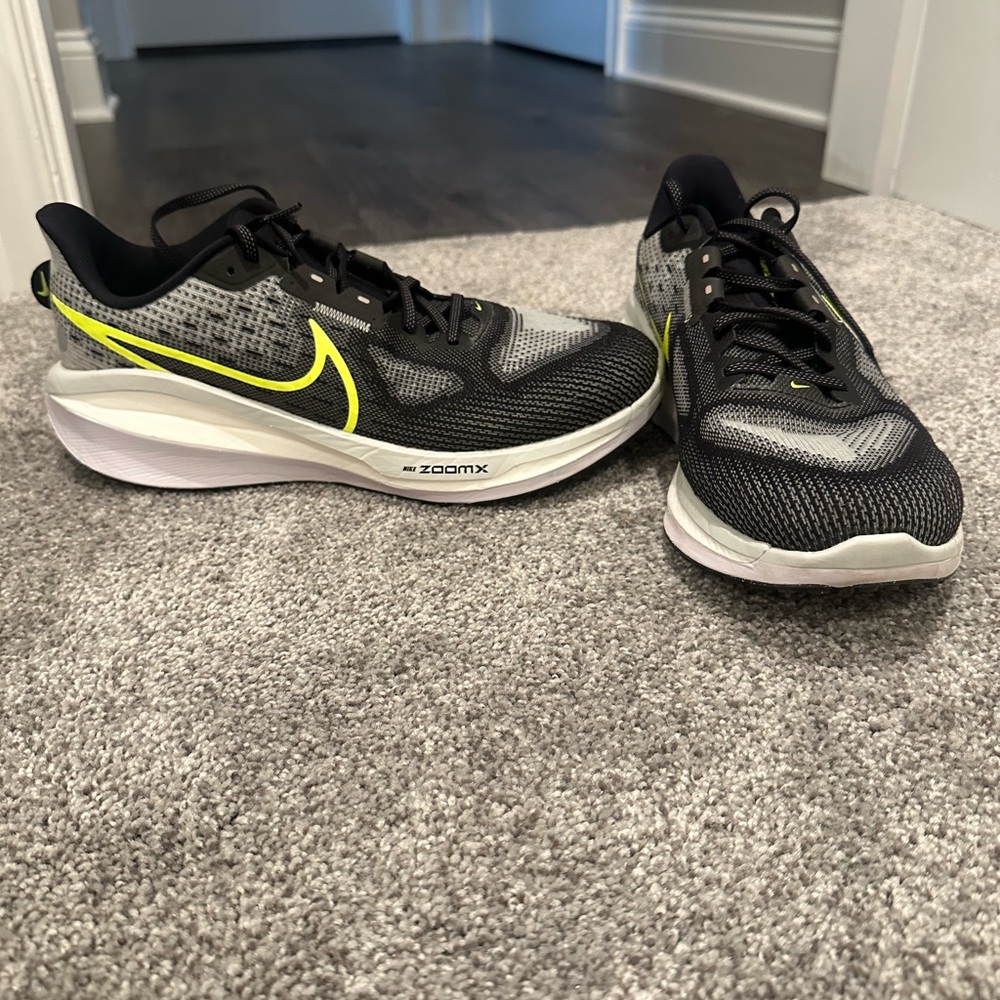 Nike vomero 17 Running Shoes - Black and Gray worn twice